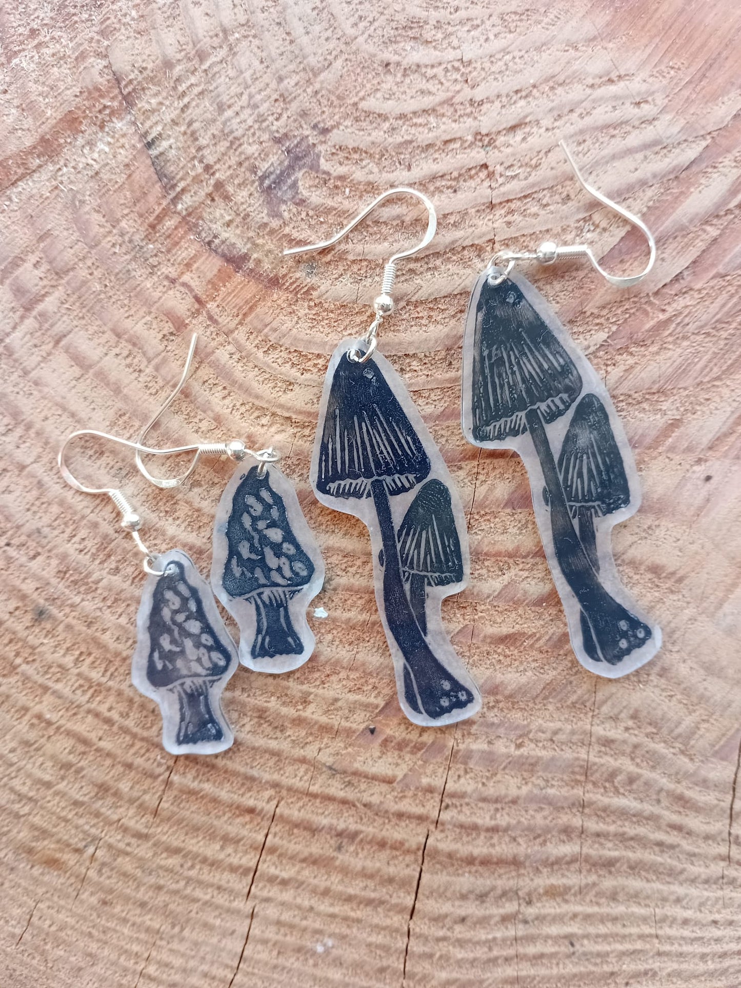 Mushroom-shaped earrings on a wooden surface