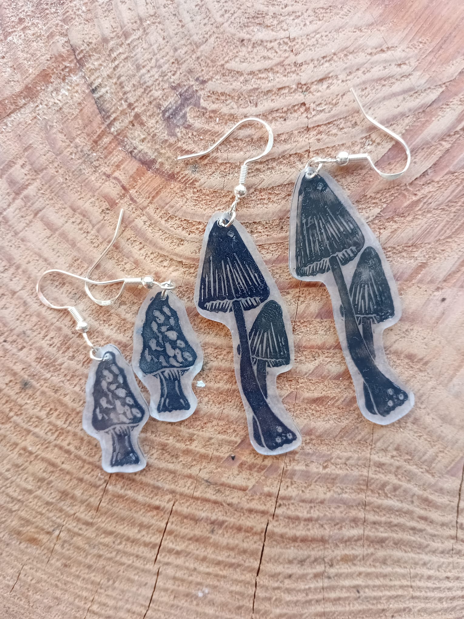 Mushroom-shaped earrings on a wooden surface
